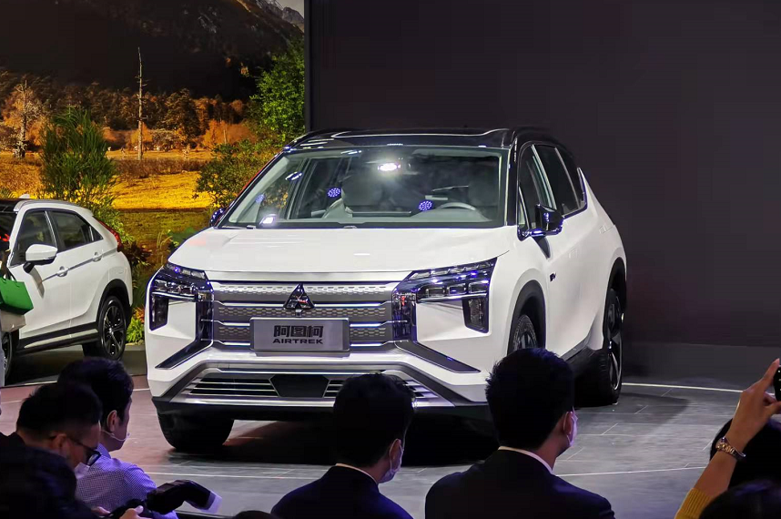 三菱汽车双方联合开发的首款新能源车,阿图柯airtrek定位于纯电动suv