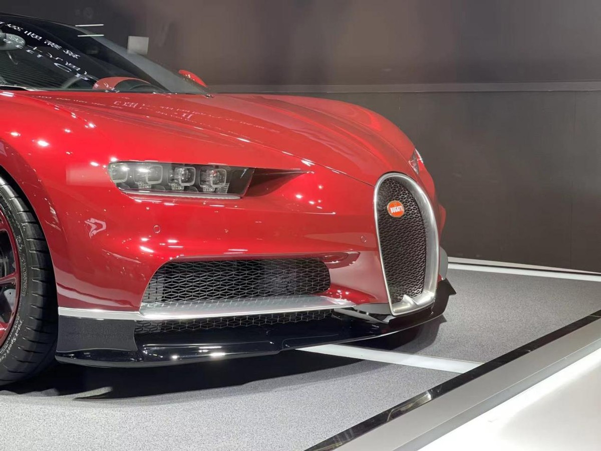 红色的chiron,虽然这款配色略显低调,但布加迪chiron强大的气场却丝毫