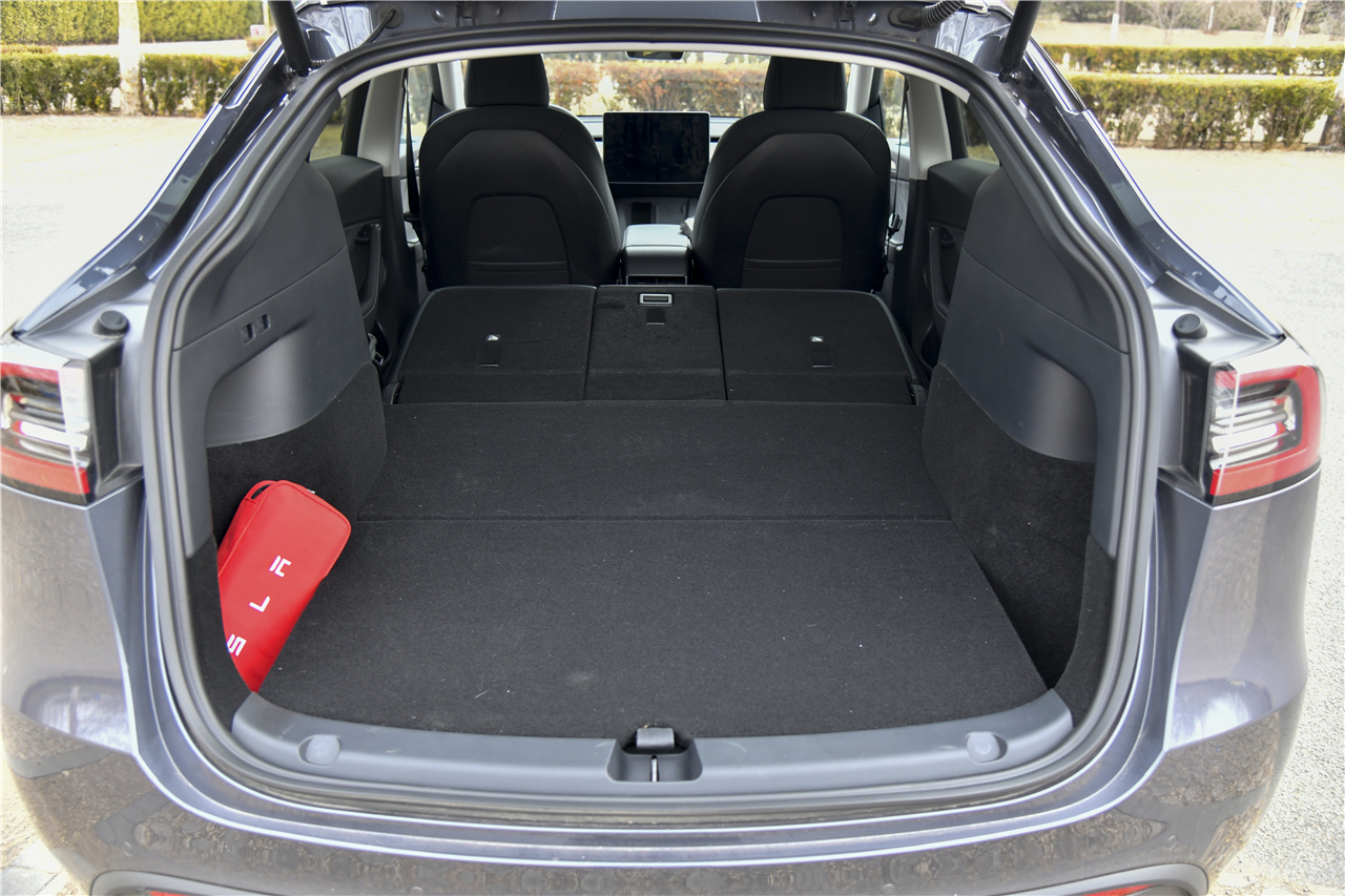 后备厢空间和model 3终于有了明显不同,内部非常规整,后排座椅支持4/2