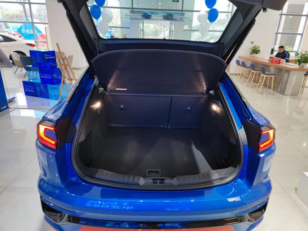 掀背式尾门使福特evos拥有比同级suv更大的后备厢开口面积,取送婴儿车