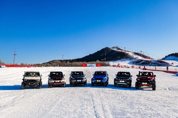 雪战滑雪场冰雪体验营BJ40展现三把锁之外的暖心悦野观