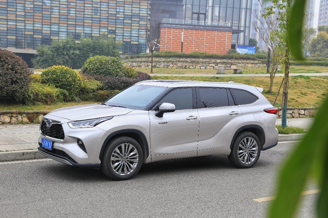 试驾全新第四代汉兰达25l混动加持低油耗动力提升明显