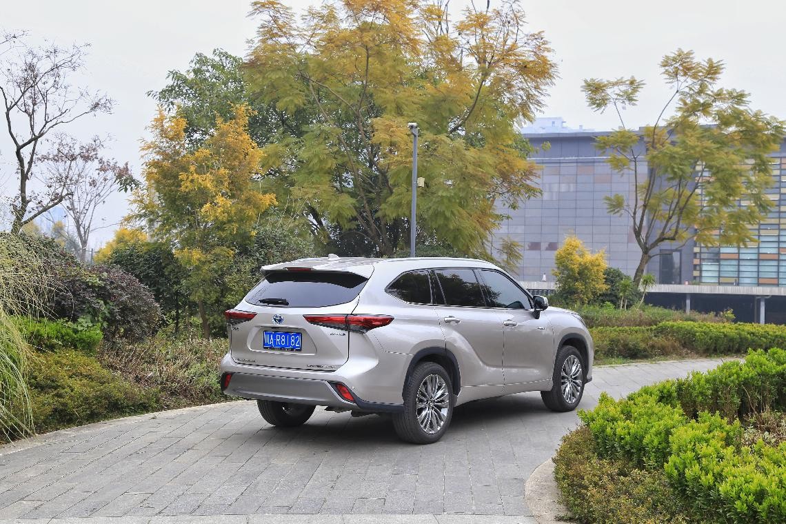 试驾全新第四代汉兰达25l混动加持低油耗动力提升明显