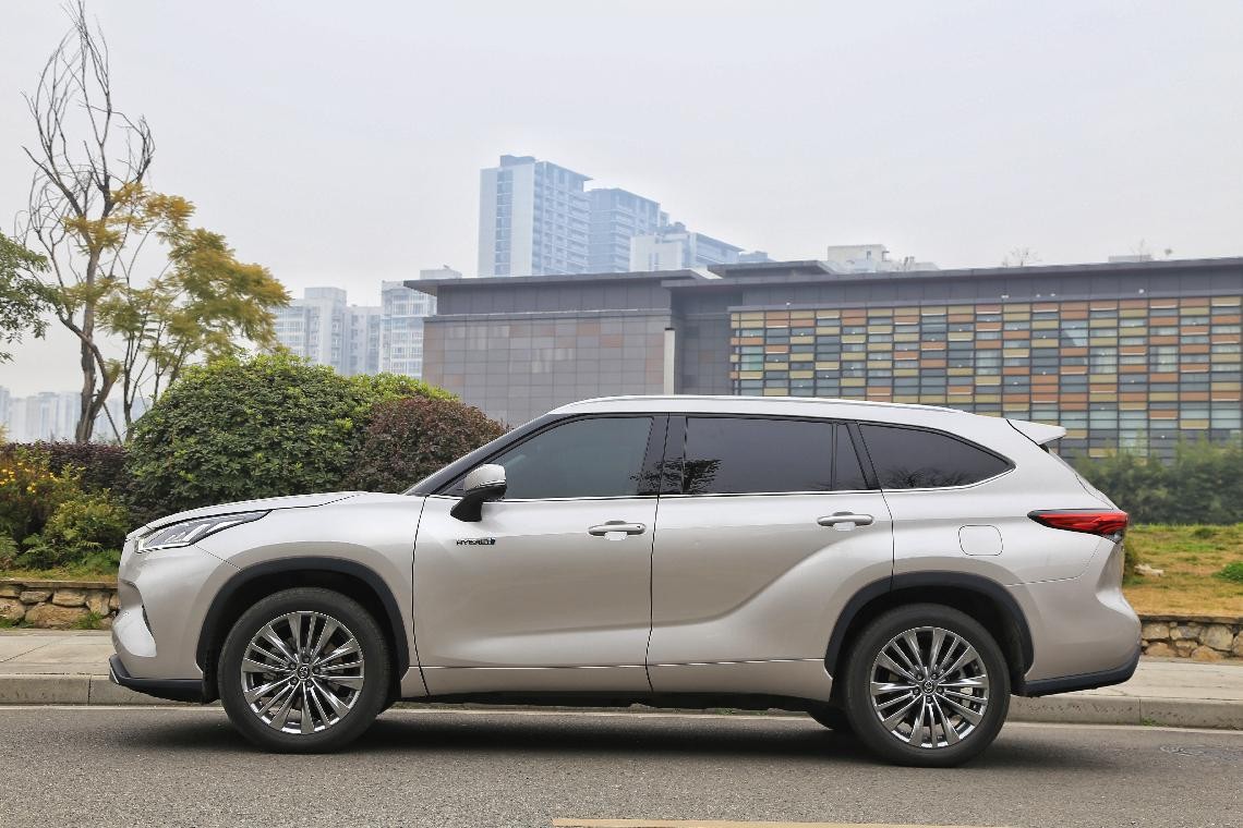 试驾全新第四代汉兰达25l混动加持低油耗动力提升明显