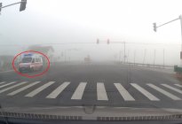 大雾天开车出门，发现很多司机都开错了，你是不是也这样开的？