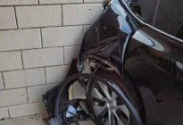特斯拉Model Y倒车撞墙，直接报废？