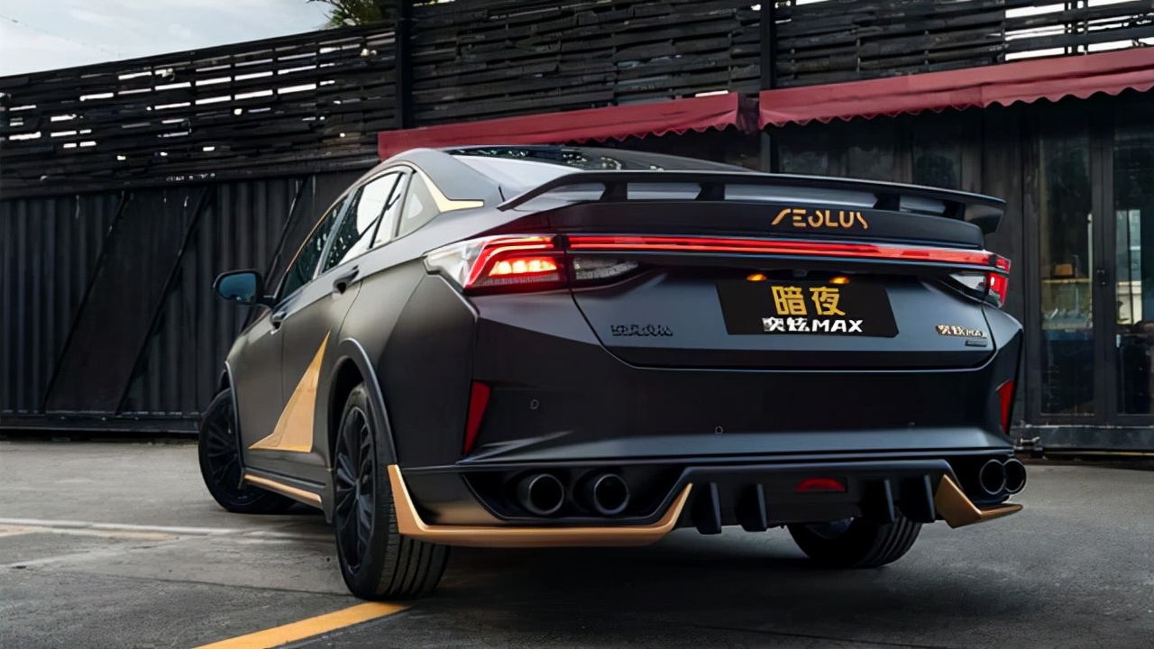 外观方面采用更神秘酷炫的黑红设计为主基调,添以多种赛道运动元素