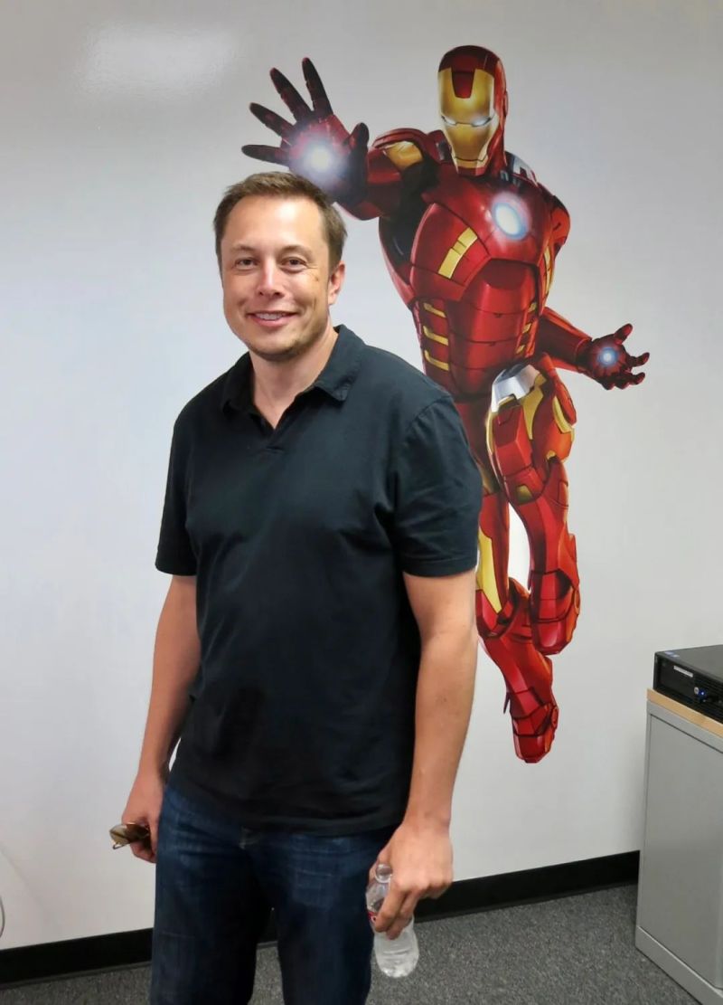 马斯克：特斯拉机器人明年量产，未来可植入人类记忆和个性