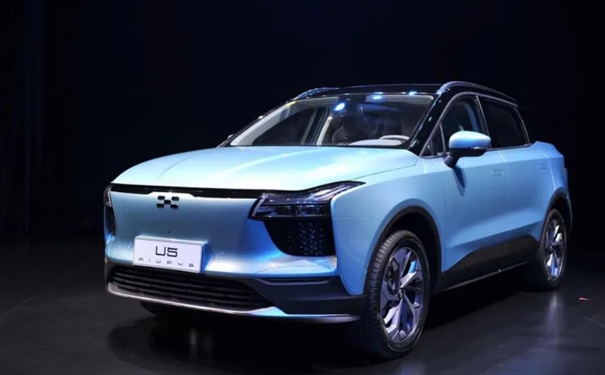 爱驰u5充电站内自燃,有人忙着抠车标!这是什么操作?