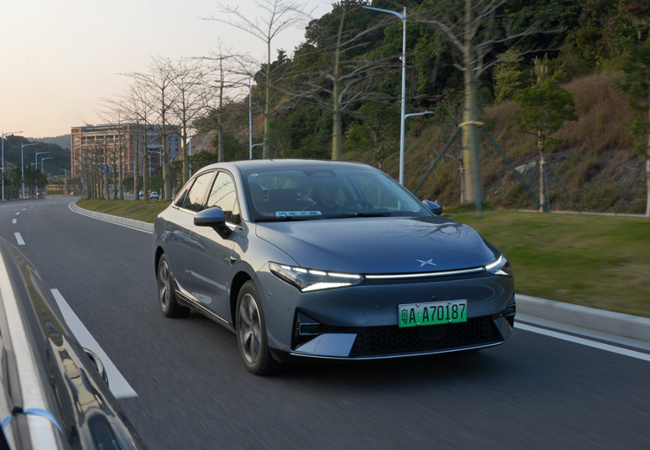 全新威马E.5对比小鹏P5，18万买纯电家轿，这样选就对了