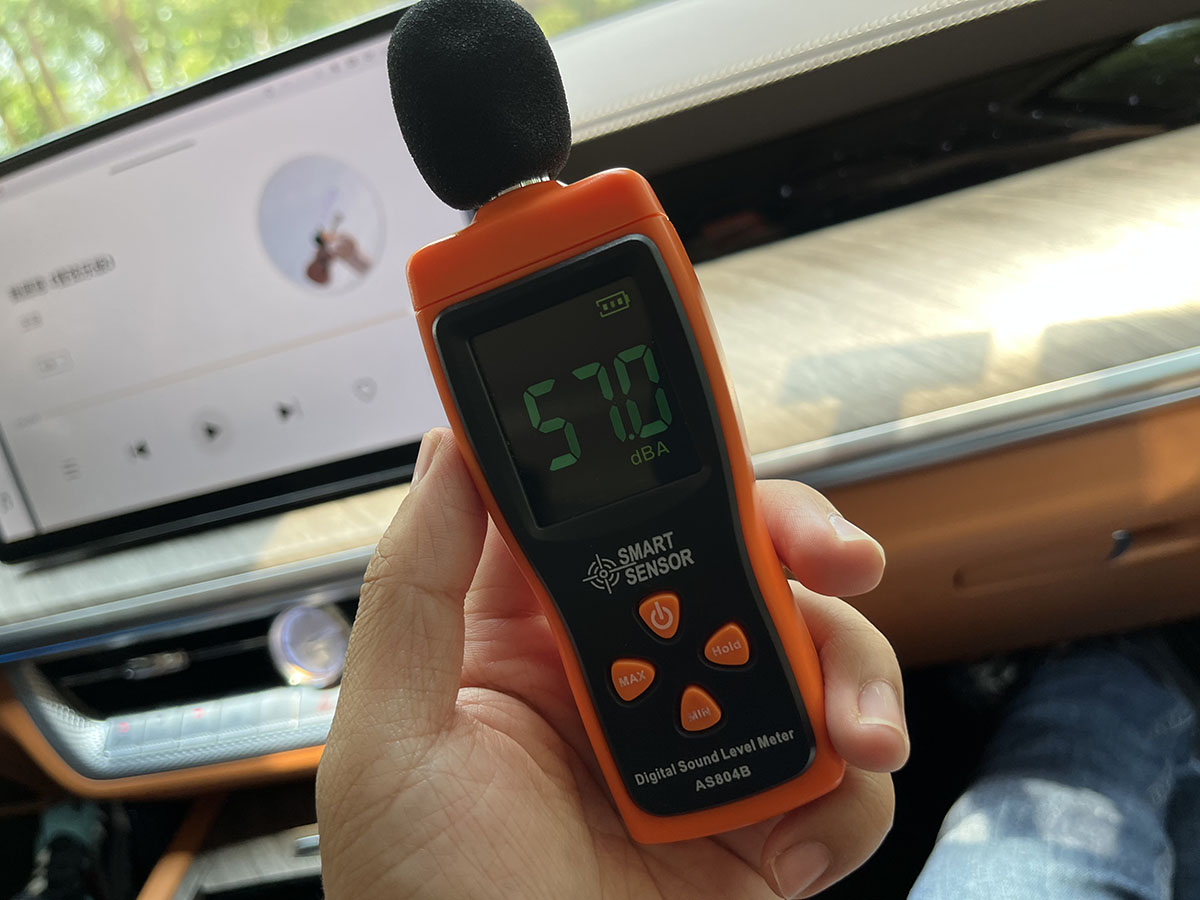 怠速工况下，分贝值为48.7，100km/h巡航时为57分贝，这个成绩已经很优秀了。
