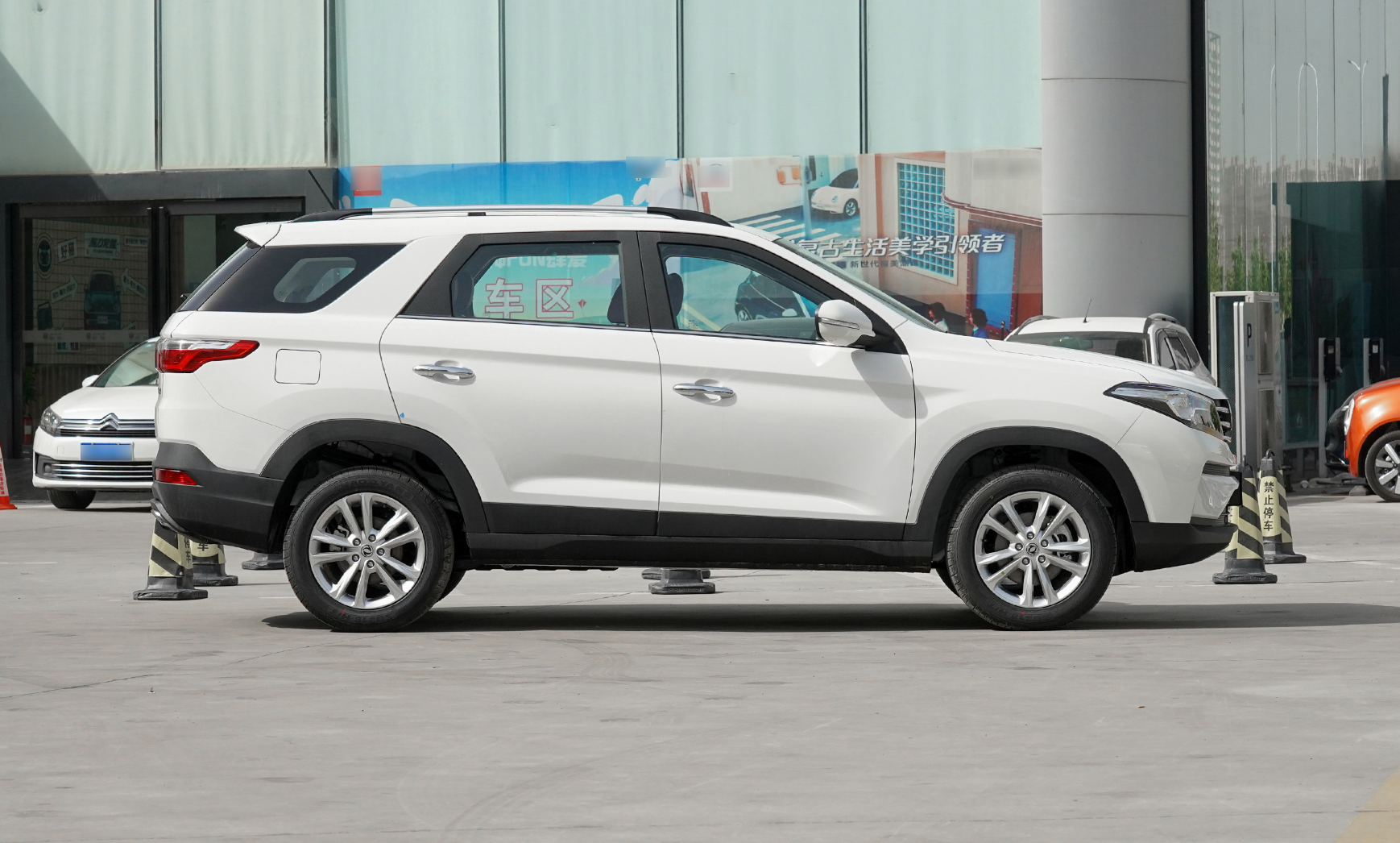 全新风光560实车现身,换字母车标更有气势,配7座布局 - 新闻详情