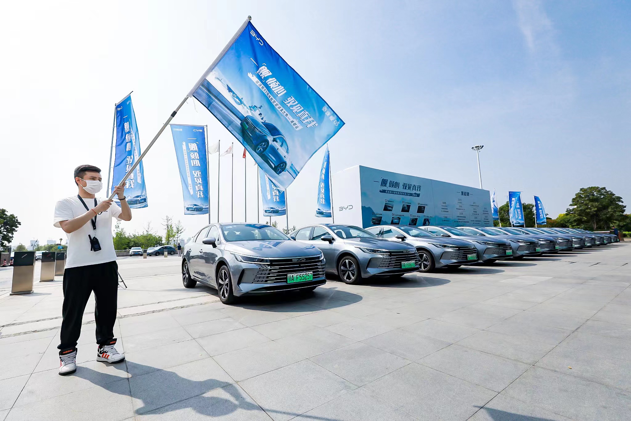 本次试驾的车型是比亚迪海洋网首款轿车，军舰系列首发车型，驱逐舰05。