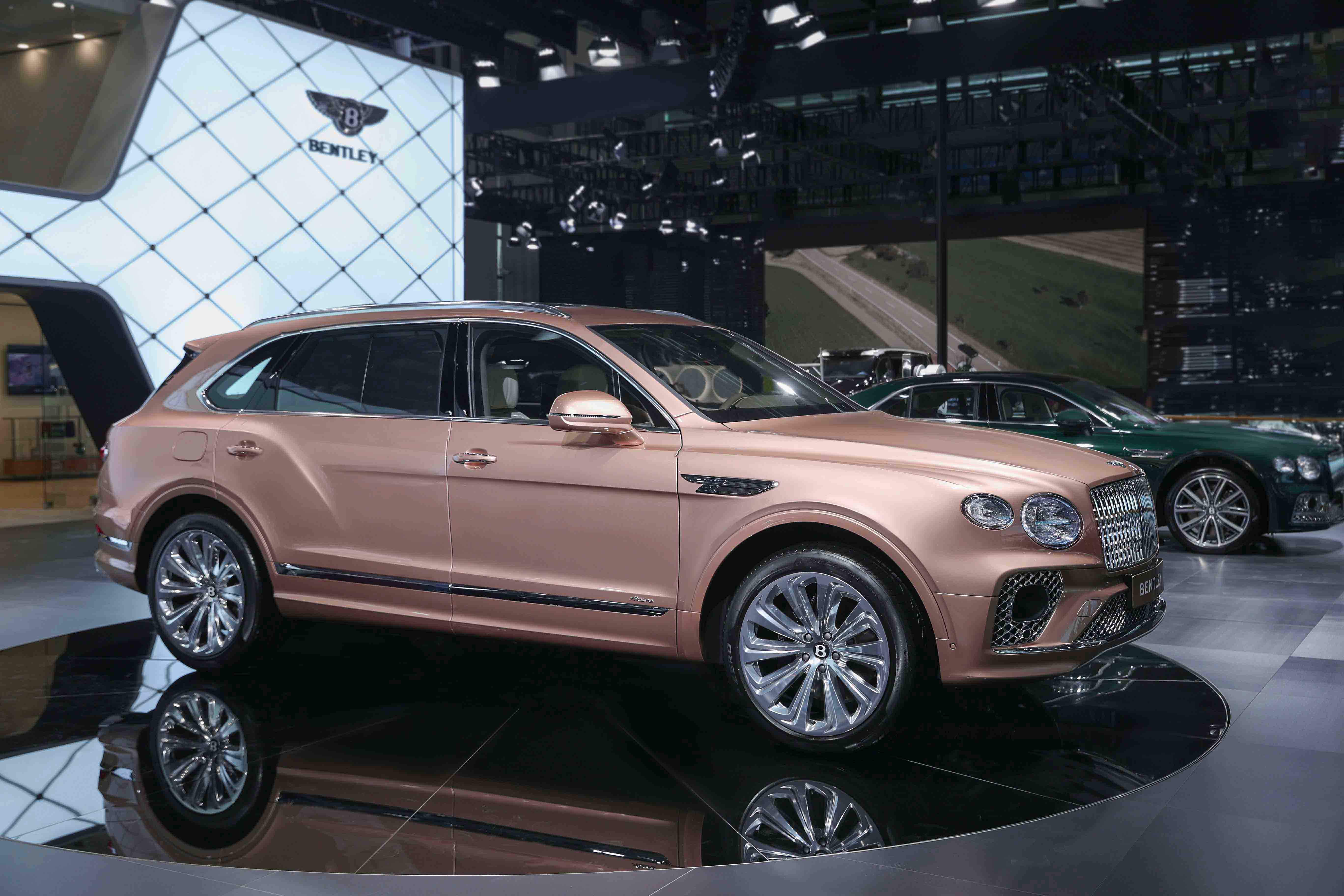 suv旗舰新作,新添越长轴距雅度版以全球首创技术及专属配置诠释了宾利