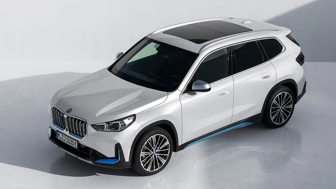 并在中网,前包围,侧裙,后包围等地方加入蓝色装饰,以表明新能源身份