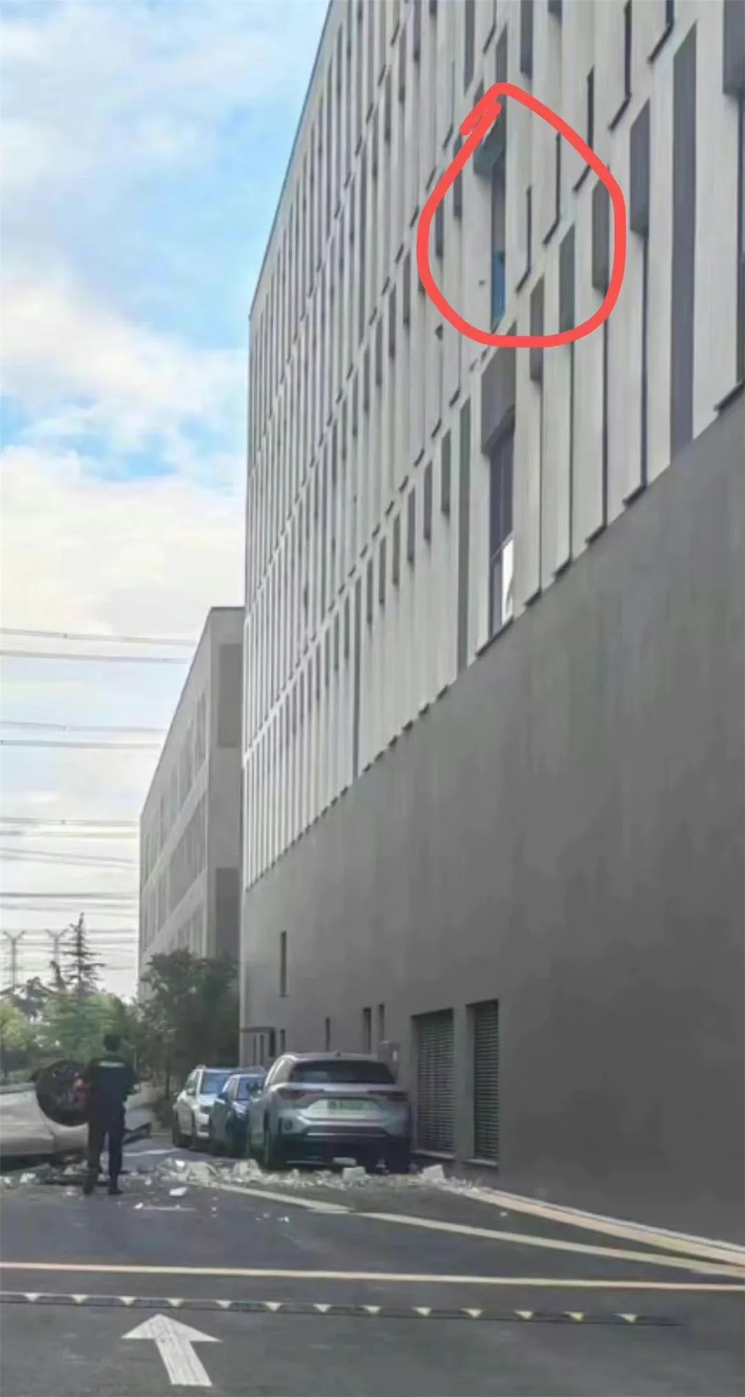 蔚来ET7路试车坠楼，本田全新CR-V内饰曝光…丨今日车闻