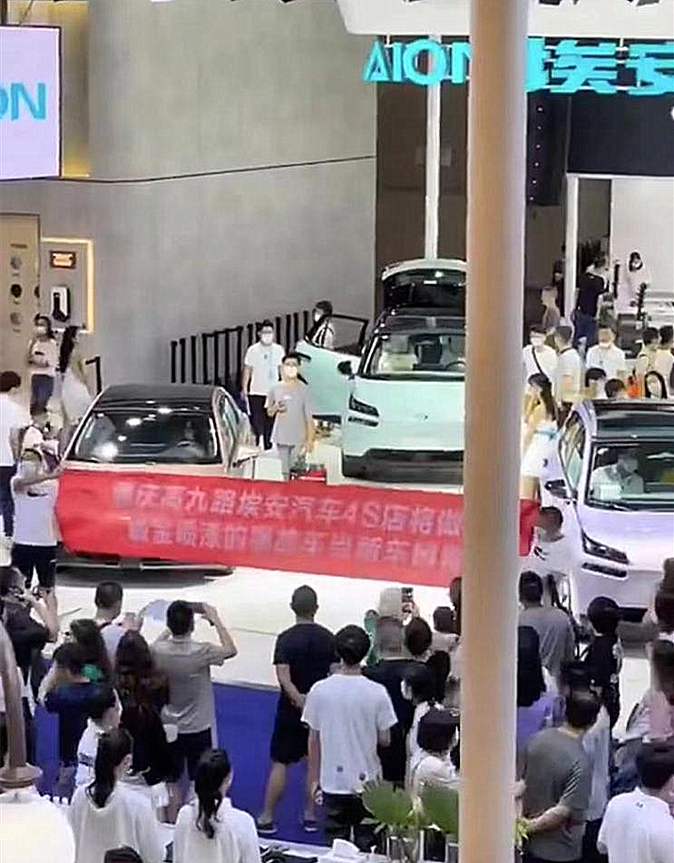 长安欧尚Z6和长安UNI-V 2.0T双双上市、重庆车展成了“维权展”