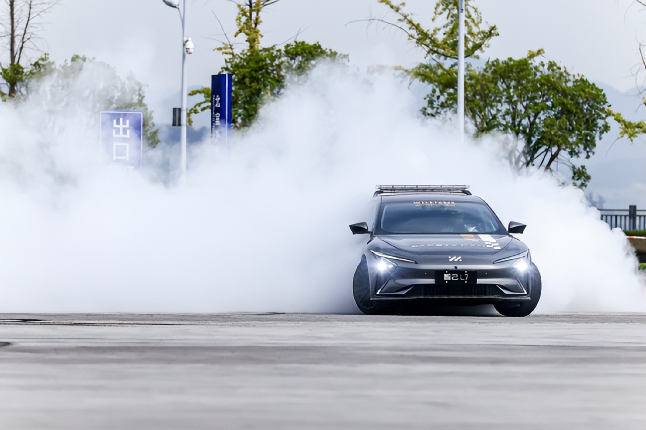 试驾智己l7:赛道"安全车"场中放!这样的它,谁会不爱?