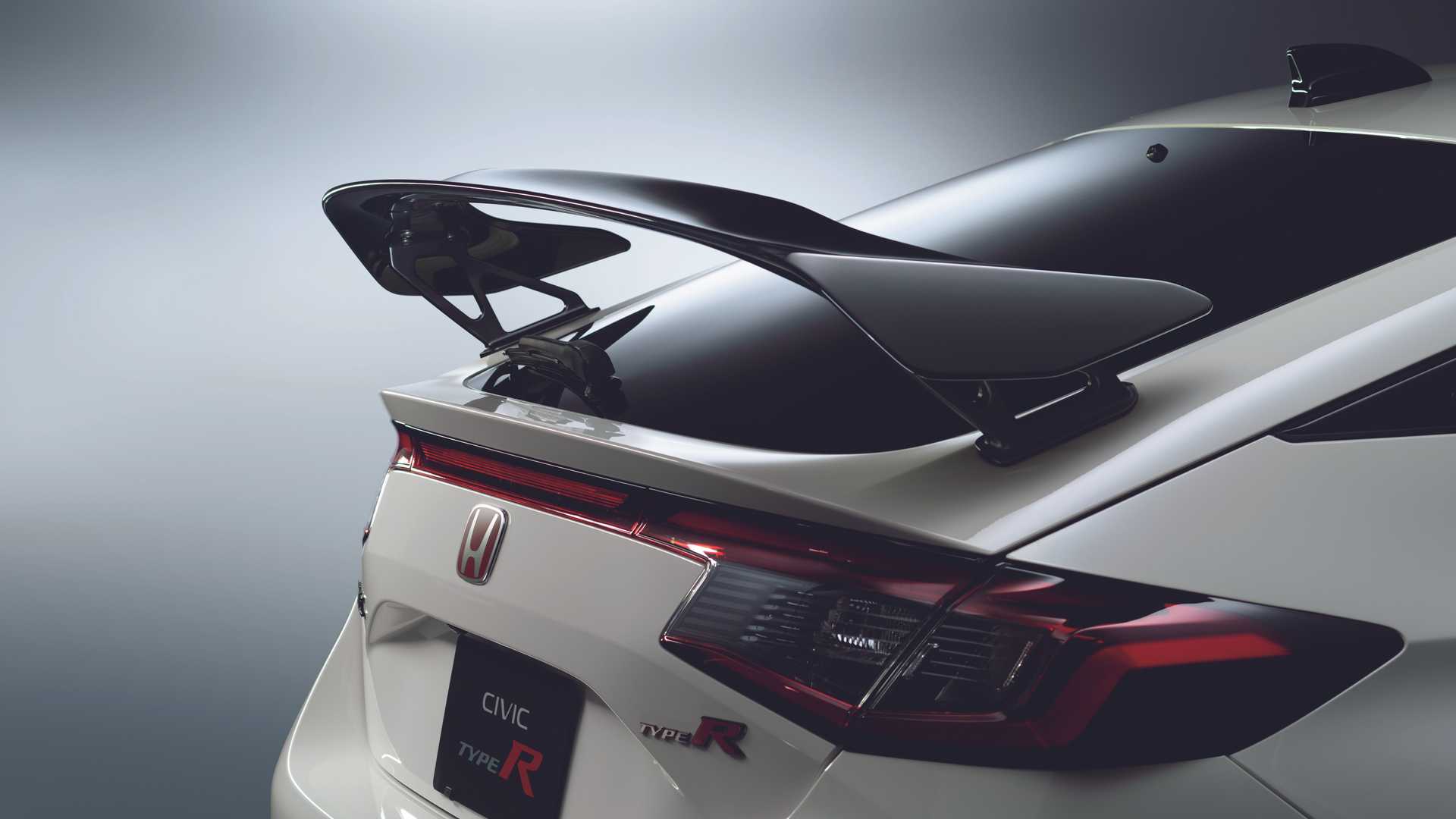 内饰方面,全新一代本田思域typer的设计布局基本与普通版车型相同