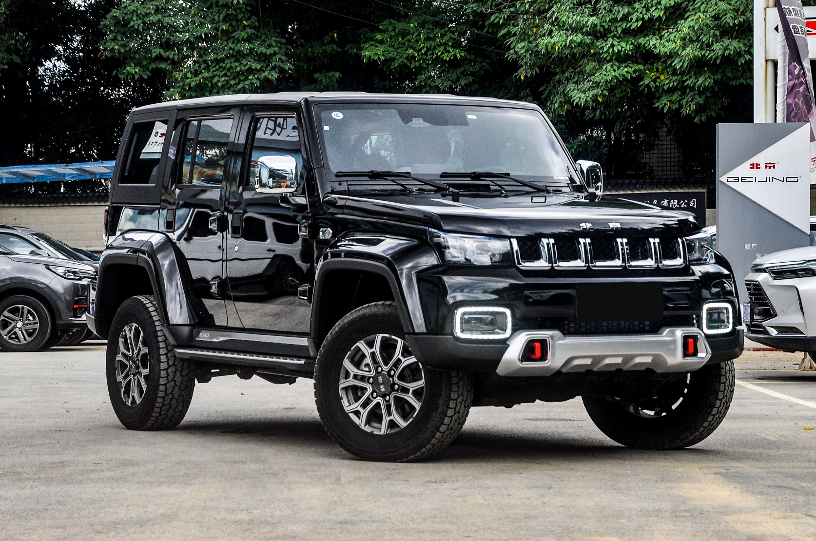 营造出硬派气息,蚌式机盖上的"北京"车标则带来了越野情怀