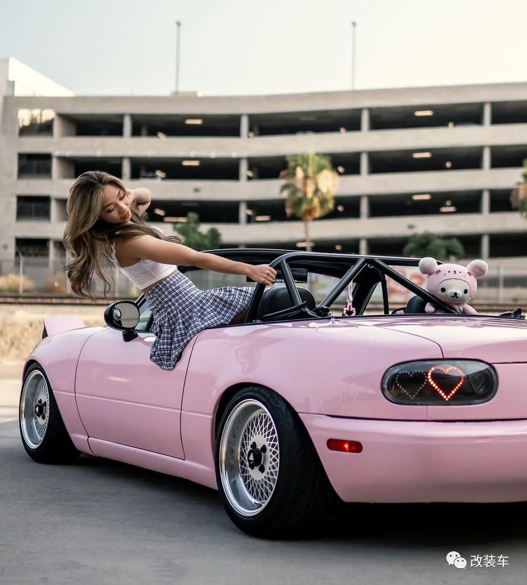 小姐姐的跳灯马自达MX-5 Miata，果然