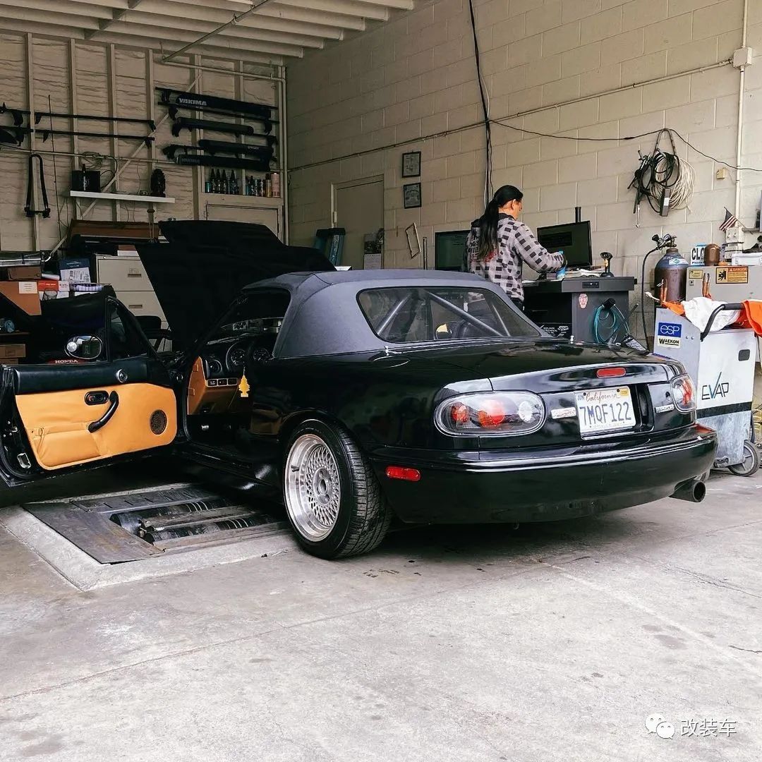 小姐姐的跳灯马自达MX-5 Miata，果然