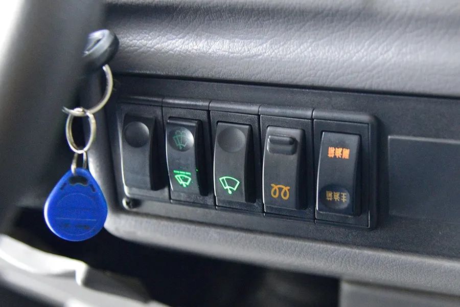 方向盘另外一侧是雨刮控制开关,柴油加热开关以及主副油箱切换开关.