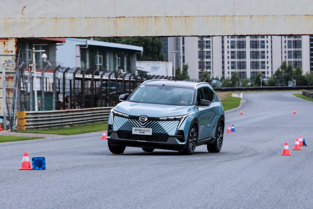 01,影酷的操控用四个字形容:出乎意料