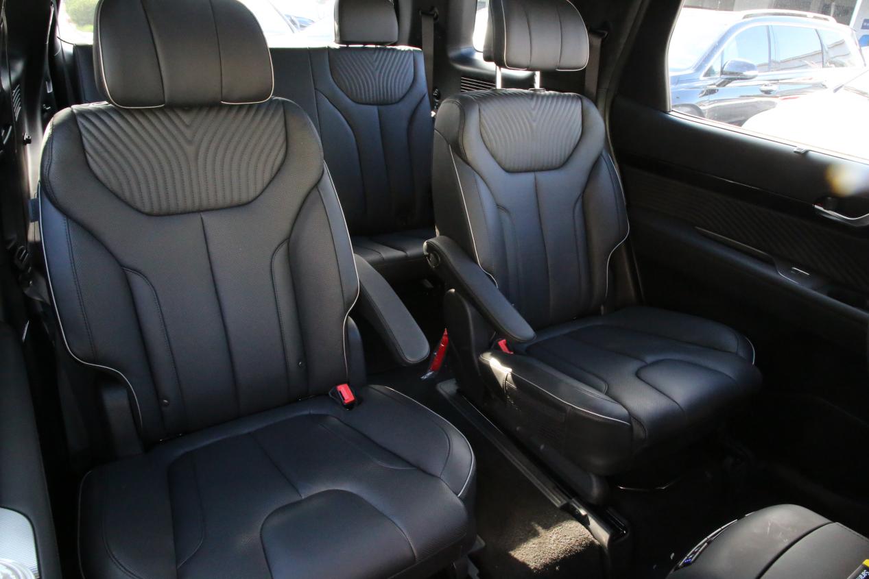 既然是主打家用的中大型suv,那么后排才是帕里斯帝的重点所在.