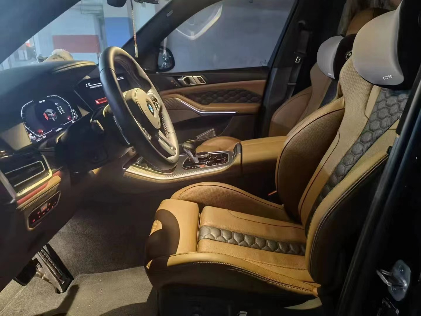 宝马x5m,2021年3月落户,目前9898公里,选装:外观:宝石青,内饰:塔卢码