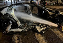 保时捷Taycan撞击起火，因车门打不开，车主不幸遇难！