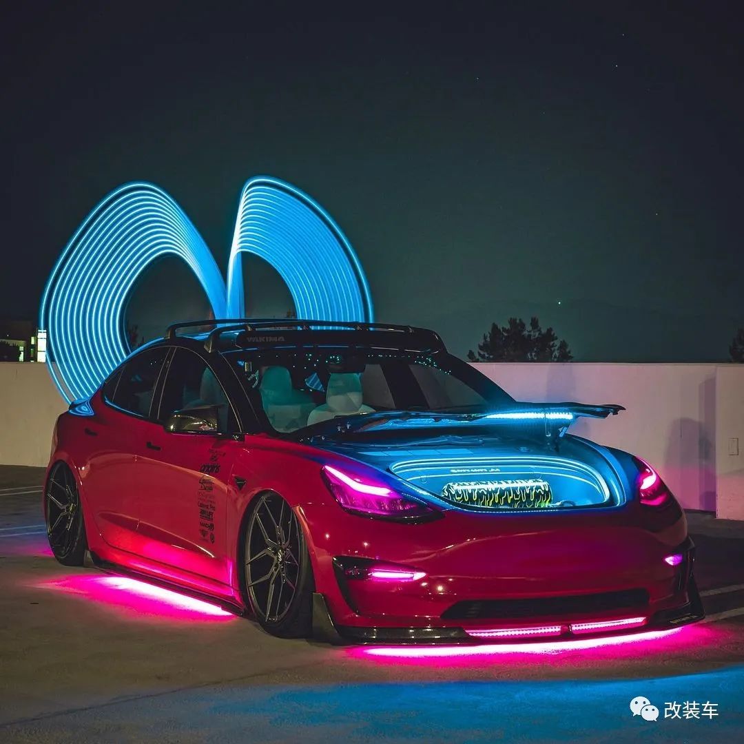 气罐带火焰特效的粉色特斯拉Model 3，电动车竟有一颗内燃机的心