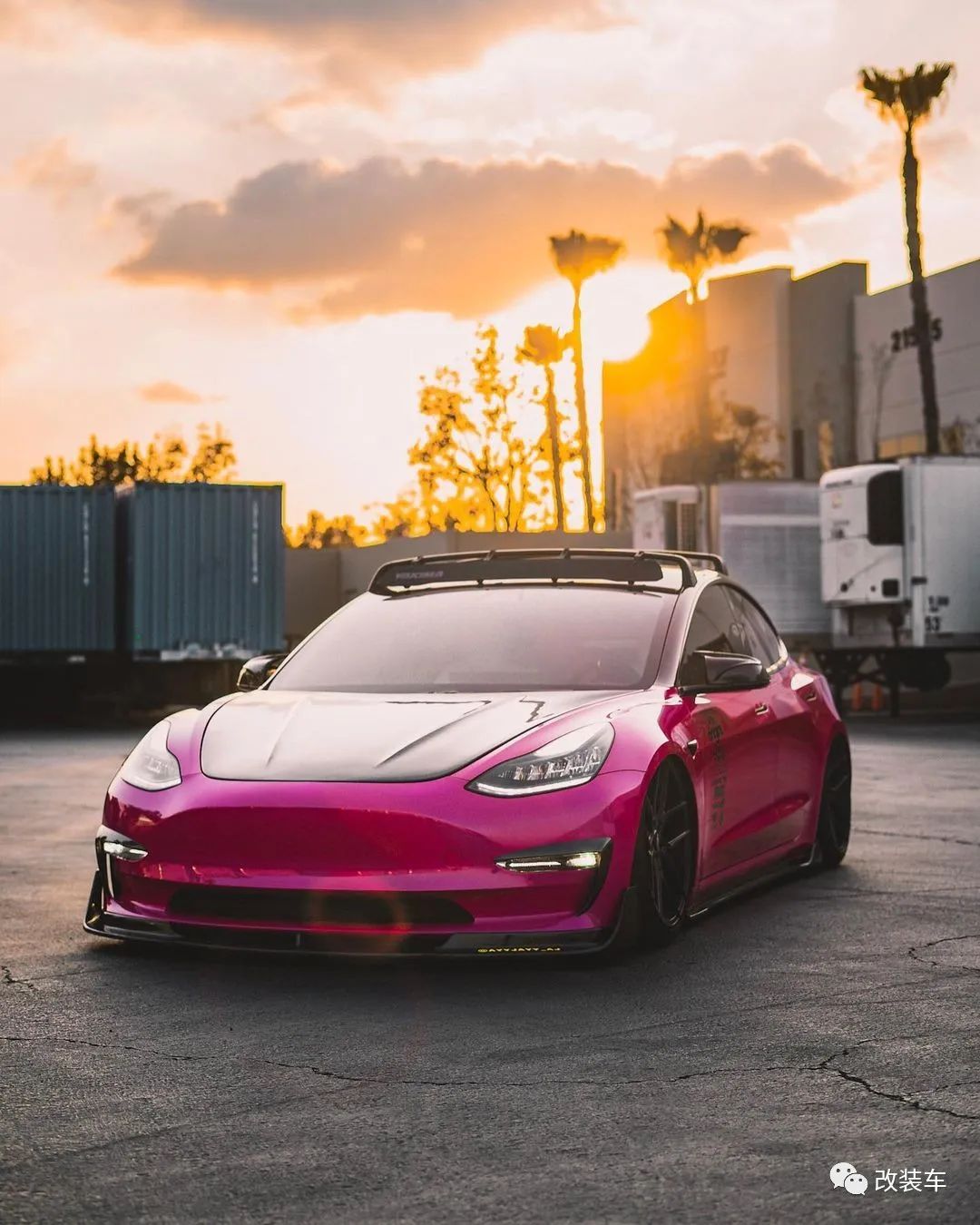 气罐带火焰特效的粉色特斯拉Model 3，电动车竟有一颗内燃机的心