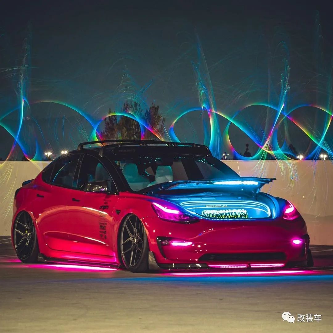 气罐带火焰特效的粉色特斯拉Model 3，电动车竟有一颗内燃机的心