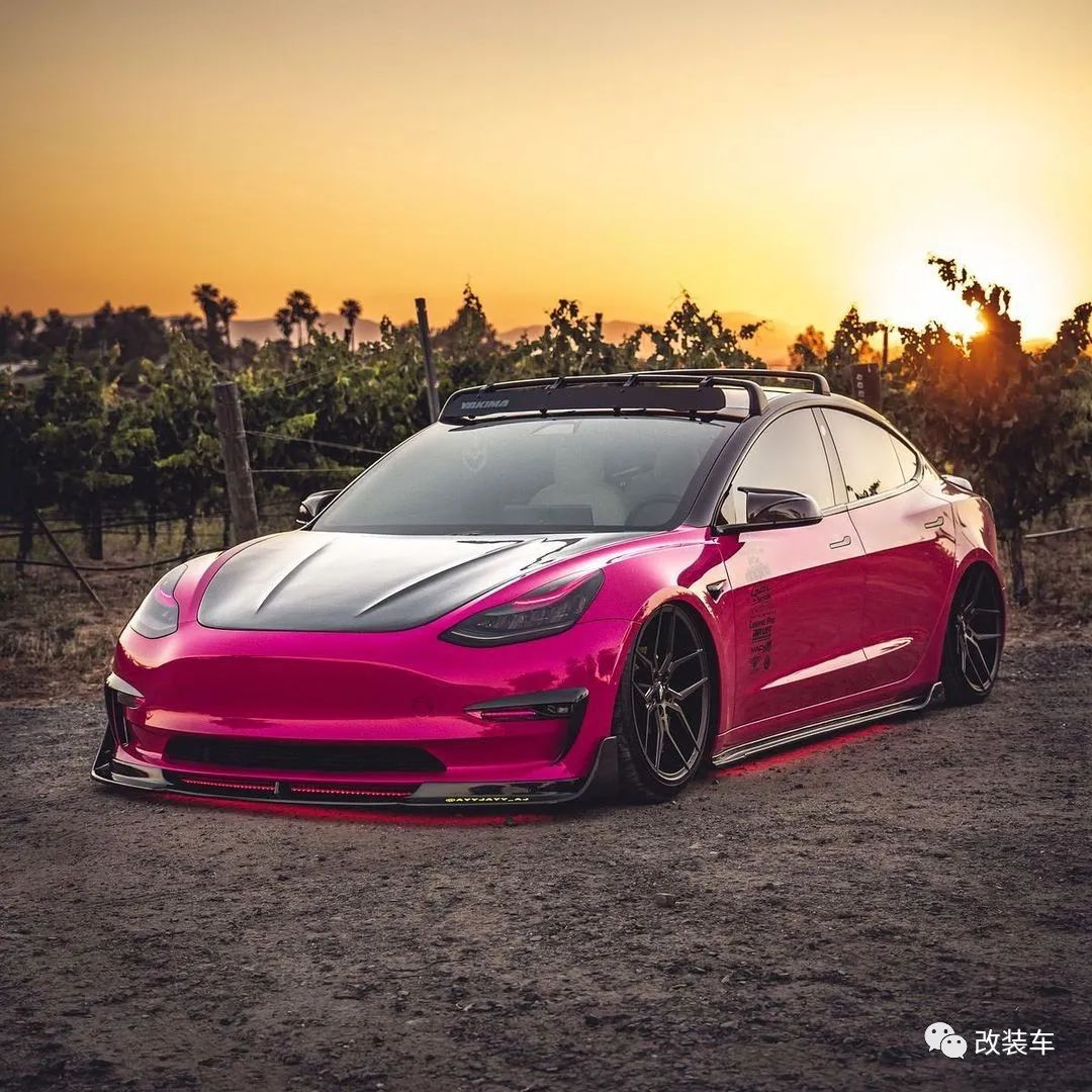 气罐带火焰特效的粉色特斯拉Model 3，电动车竟有一颗内燃机的心