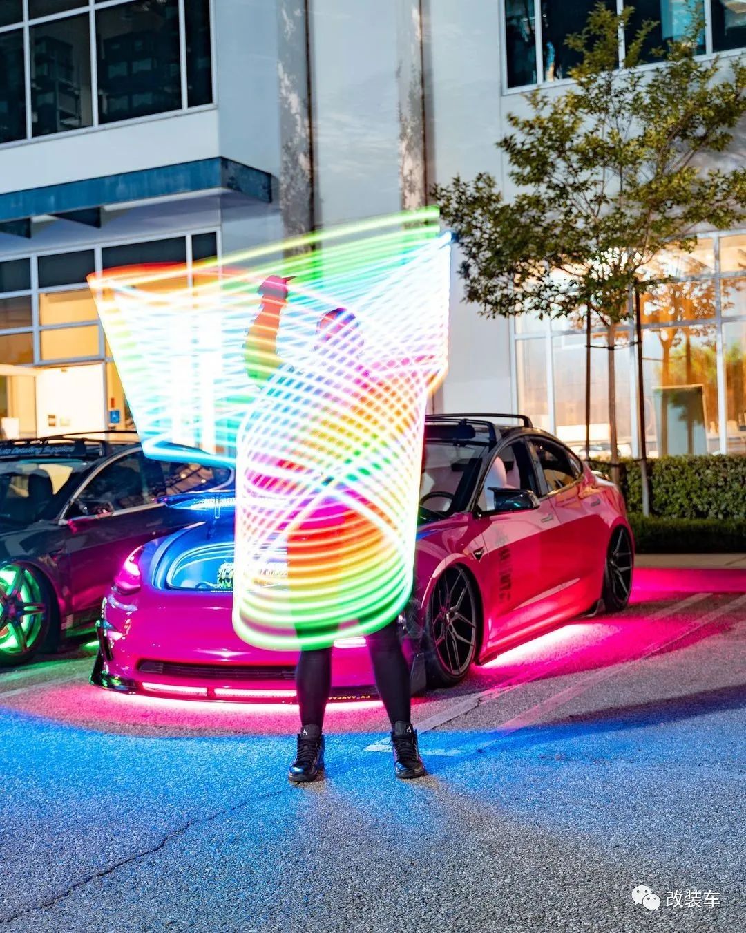 气罐带火焰特效的粉色特斯拉Model 3，电动车竟有一颗内燃机的心