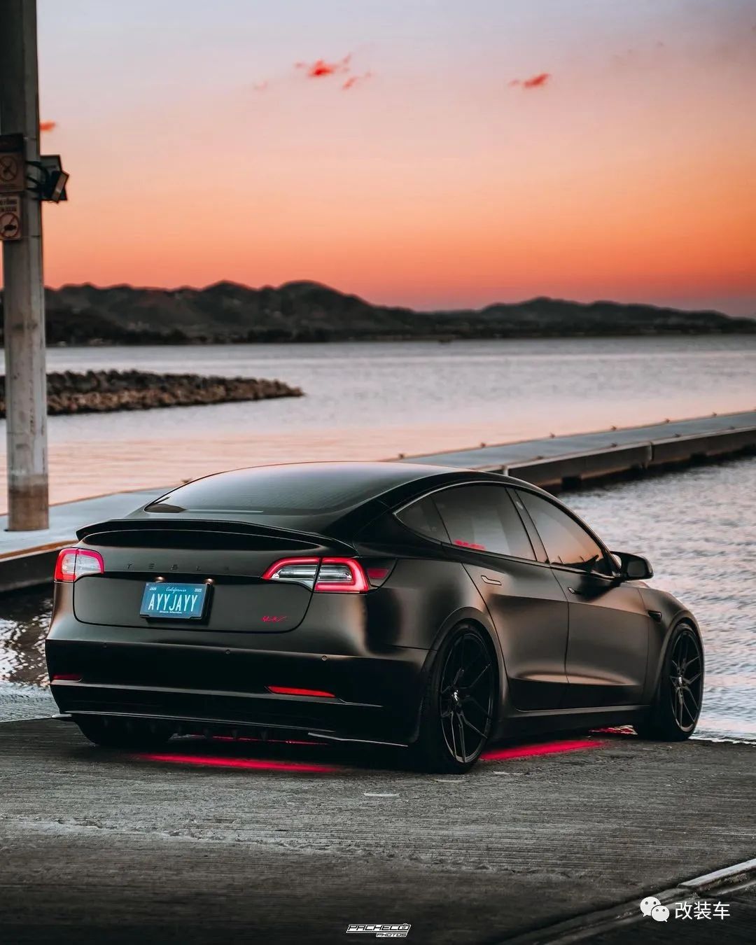 气罐带火焰特效的粉色特斯拉Model 3，电动车竟有一颗内燃机的心