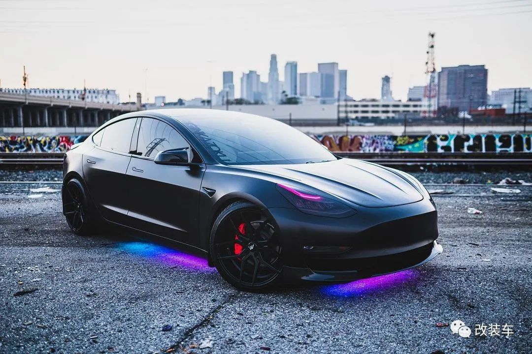 气罐带火焰特效的粉色特斯拉Model 3，电动车竟有一颗内燃机的心