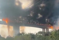 突发！安徽六武高速货车追尾并燃起大火