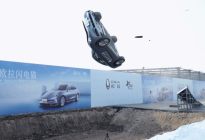 新能源汽车安全天花板，欧拉闪电猫高速螺旋翻滚跌落挑战成功