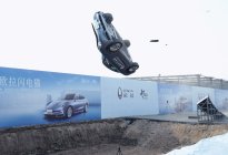 新能源车安全天花板，欧拉闪电猫高速螺旋翻滚跌落挑战成功