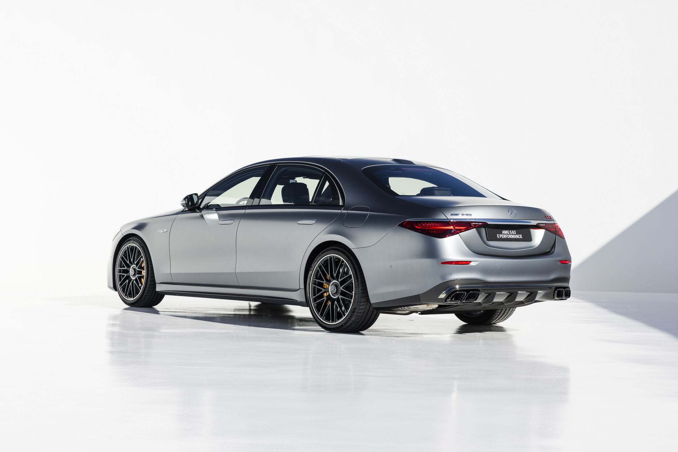 来盲猜一下,参考老款s 63的售价,新款s 63的售价应该会接近迈巴赫s