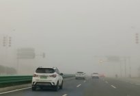 冬季开车遇到“团雾”怎么办？除了控制车速外，这三点也很重要