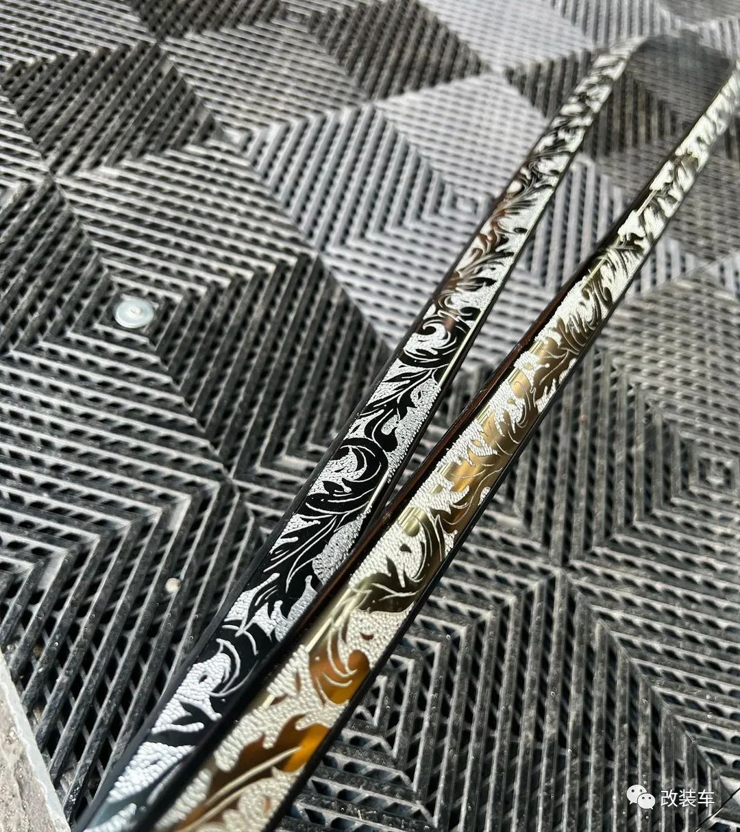 纹身师给自己的奔驰190E纹遍精致雕花，整车如同工艺品