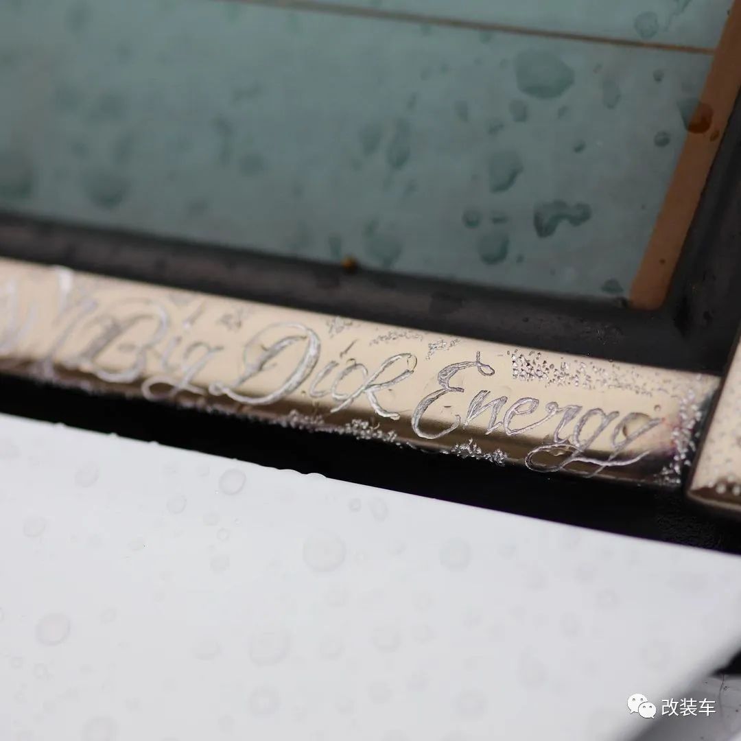 纹身师给自己的奔驰190E纹遍精致雕花，整车如同工艺品