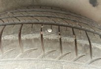 轮胎上面卡小碎石要清理吗？有没有安全隐患，看看老司机的做法