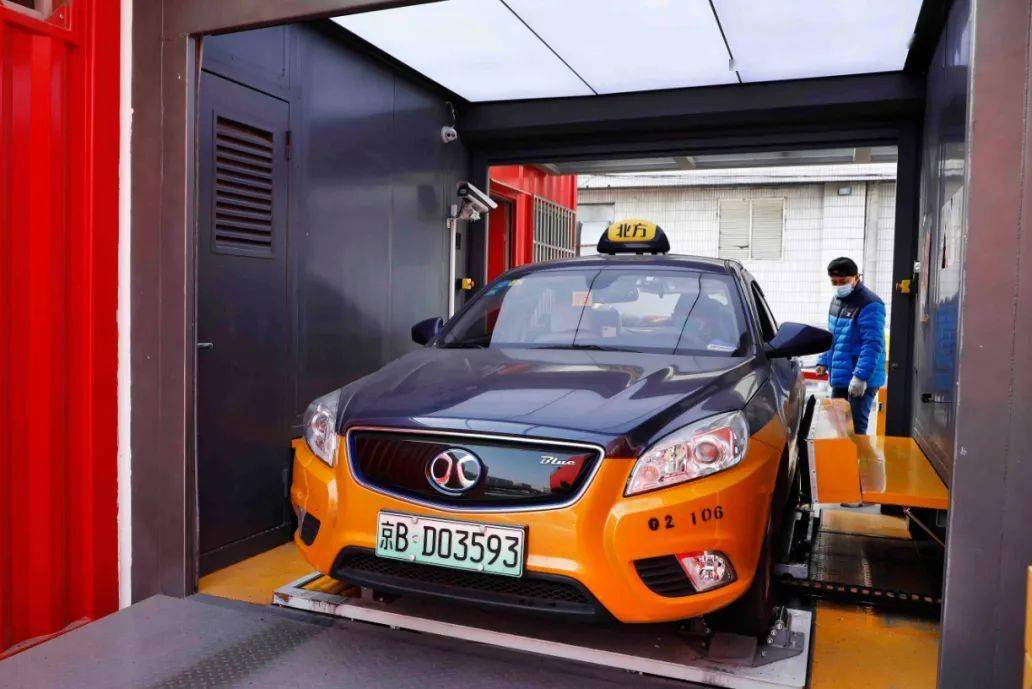 北汽新能源换电站北京eu5快换版显得低调许多,主要原因是该车主要面向