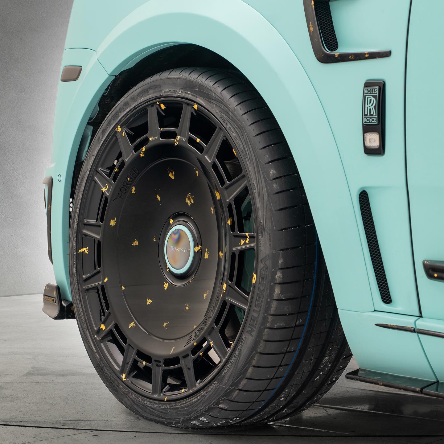 从蒂凡尼蓝至暗夜黑,迈莎锐版"库里南"十足贵气 - 新闻详情 - 买车网