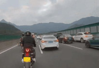 一摩托骑手广东高速上恶意打砸行驶车辆