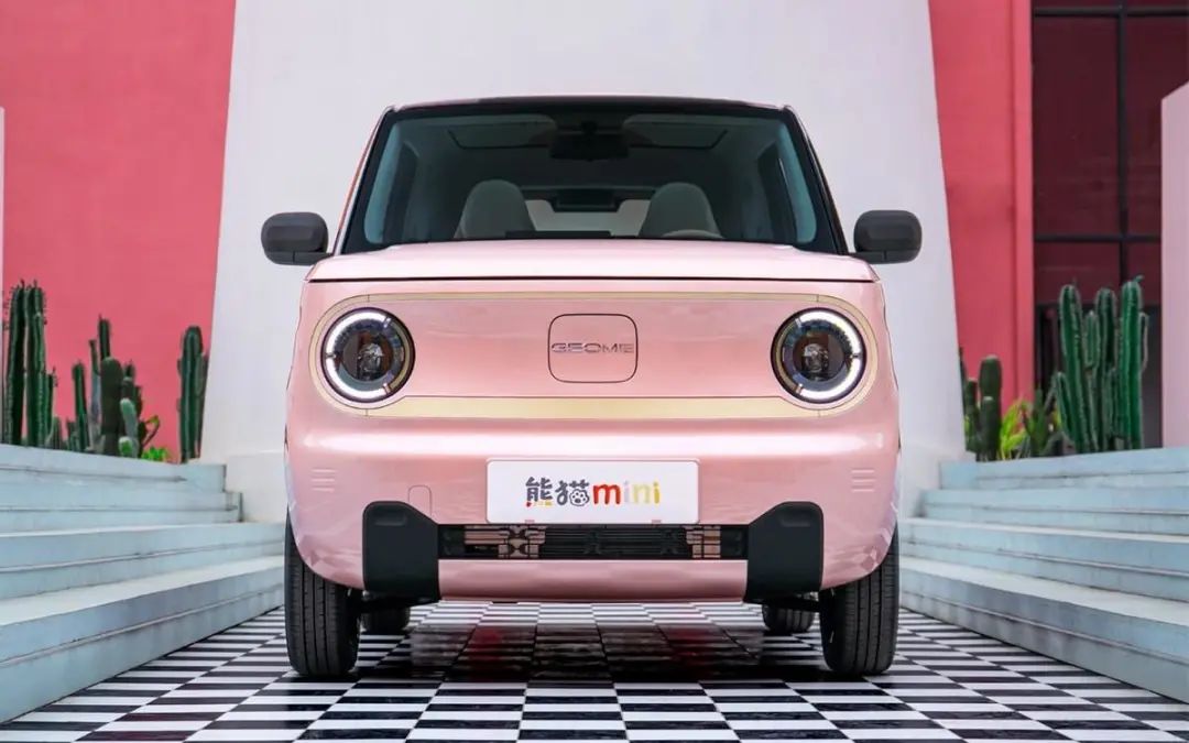 吉利熊猫mini售价3.99万元起，五菱宏光MINI EV迎来最强对手